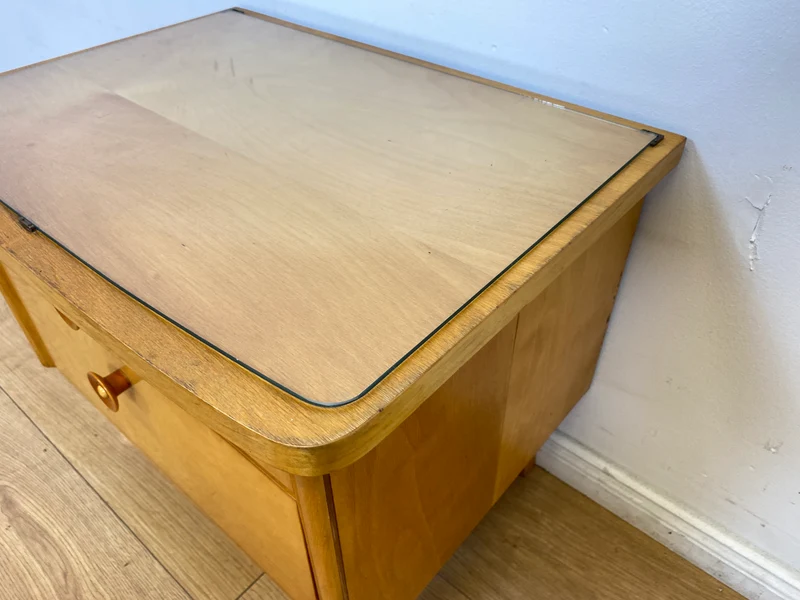 WMK I Formschöner heller Mid-Century Nachtisch mit Schublade, Klappe & Glasauflage