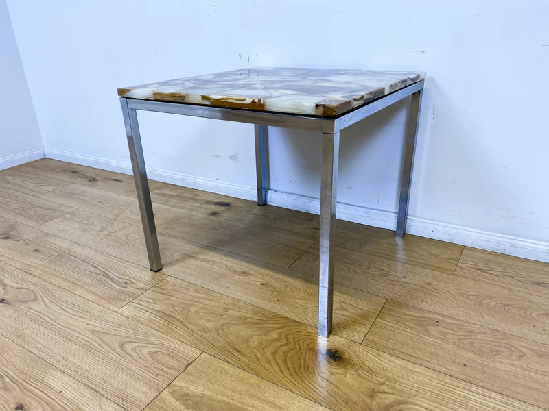 WMK I Stilvoller 70er Jahre Space Age Couchtisch mit charaktervoller Onyx Platte auf Chrom Tischgestell