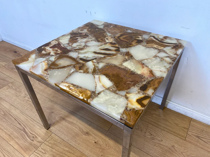 WMK I Stilvoller 70er Jahre Space Age Couchtisch mit charaktervoller Onyx Platte auf Chrom Tischgestell