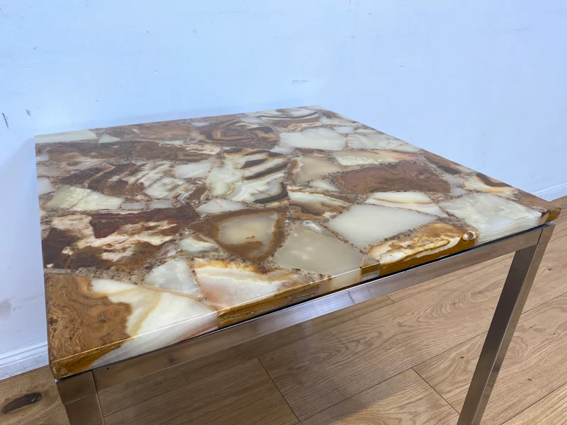 WMK I Stilvoller 70er Jahre Space Age Couchtisch mit charaktervoller Onyx Platte auf Chrom Tischgestell