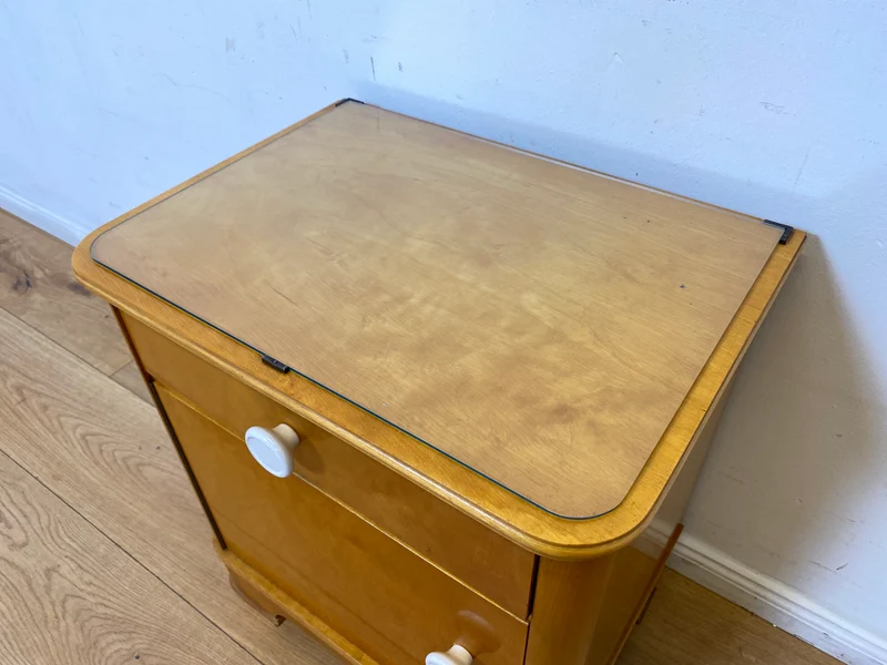 Freundlicher heller Mid-Century Nachttisch mit Schublade und Glasauflage I Vollholz furniert I Nachtkommode Nachtschrank Nachtschränkchen Kommode 60er Vintage I