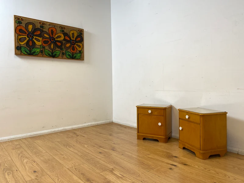 Freundlicher heller Mid-Century Nachttisch mit Schublade und Glasauflage I Vollholz furniert I Nachtkommode Nachtschrank Nachtschränkchen Kommode 60er Vintage I