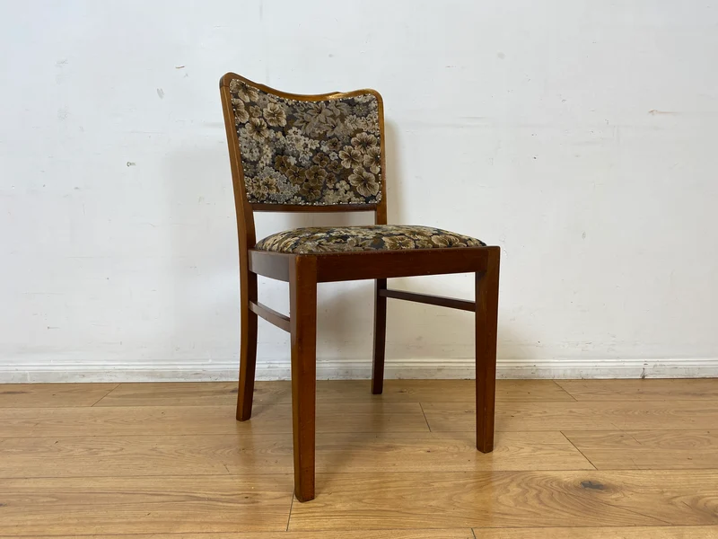 Set aus 4 eleganten und stabilen 50er Jahre Stühle mit floralem Originalbezug I 4er Esszimmerstühle Holzstühle Küchenstühle Dining Chairs Blumen Mid-Century Vintage 60er I
