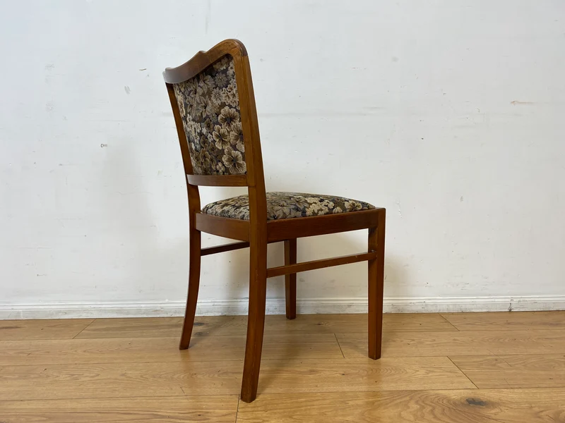 Set aus 4 eleganten und stabilen 50er Jahre Stühle mit floralem Originalbezug I 4er Esszimmerstühle Holzstühle Küchenstühle Dining Chairs Blumen Mid-Century Vintage 60er I