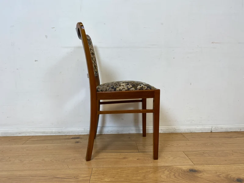 Set aus 4 eleganten und stabilen 50er Jahre Stühle mit floralem Originalbezug I 4er Esszimmerstühle Holzstühle Küchenstühle Dining Chairs Blumen Mid-Century Vintage 60er I