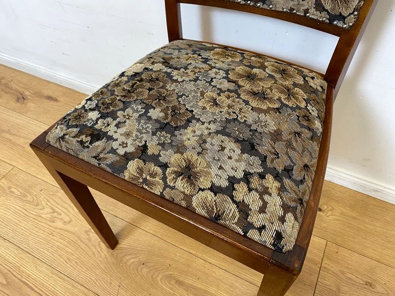 Set aus 4 eleganten und stabilen 50er Jahre Stühle mit floralem Originalbezug I 4er Esszimmerstühle Holzstühle Küchenstühle Dining Chairs Blumen Mid-Century Vintage 60er I