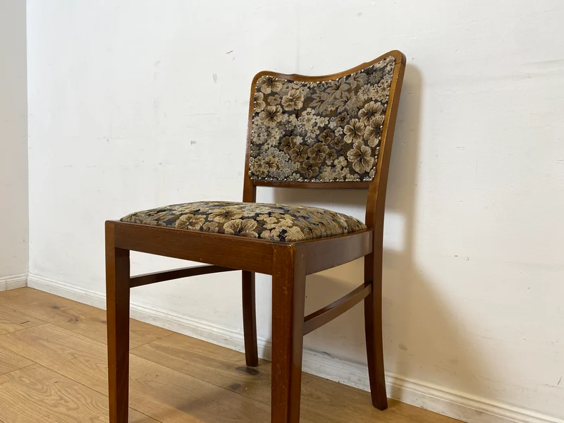 Set aus 4 eleganten und stabilen 50er Jahre Stühle mit floralem Originalbezug I 4er Esszimmerstühle Holzstühle Küchenstühle Dining Chairs Blumen Mid-Century Vintage 60er I
