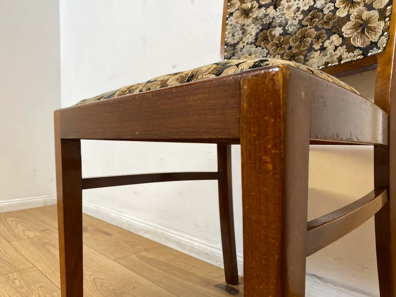 Set aus 4 eleganten und stabilen 50er Jahre Stühle mit floralem Originalbezug I 4er Esszimmerstühle Holzstühle Küchenstühle Dining Chairs Blumen Mid-Century Vintage 60er I