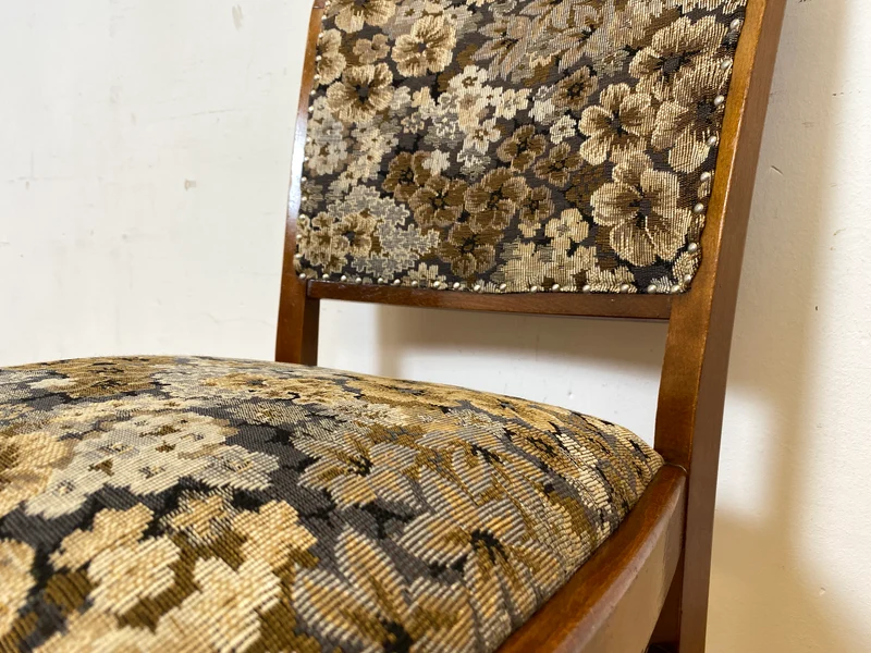 Set aus 4 eleganten und stabilen 50er Jahre Stühle mit floralem Originalbezug I 4er Esszimmerstühle Holzstühle Küchenstühle Dining Chairs Blumen Mid-Century Vintage 60er I