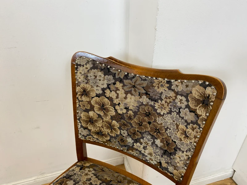 Set aus 4 eleganten und stabilen 50er Jahre Stühle mit floralem Originalbezug I 4er Esszimmerstühle Holzstühle Küchenstühle Dining Chairs Blumen Mid-Century Vintage 60er I