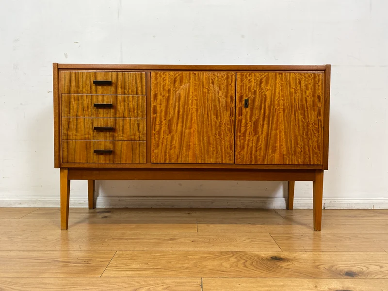 WMK I Stilvolles und sehr gut erhaltenes Mid-Century Sideboard mit Schubladen und Originalgriffen