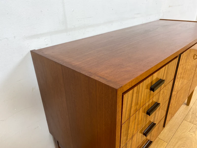 WMK I Stilvolles und sehr gut erhaltenes Mid-Century Sideboard mit Schubladen und Originalgriffen