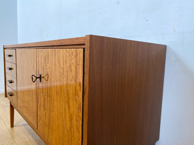 WMK I Stilvolles und sehr gut erhaltenes Mid-Century Sideboard mit Schubladen und Originalgriffen