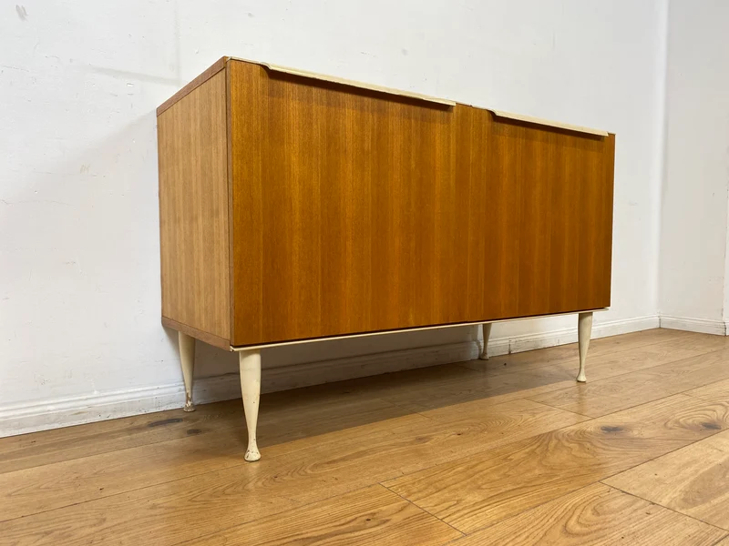 Stilvolles helles Mid-Century Sideboard aus 1966 in Esche mit formschönen weißen Holzgriffen I Kommode Wäschekommode Schrank Anrichte TV Lowboard Board 60er Retro Vintage I
