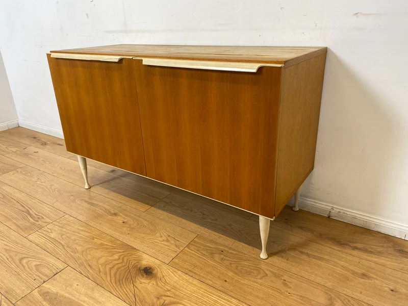 Stilvolles helles Mid-Century Sideboard aus 1966 in Esche mit formschönen weißen Holzgriffen I Kommode Wäschekommode Schrank Anrichte TV Lowboard Board 60er Retro Vintage I