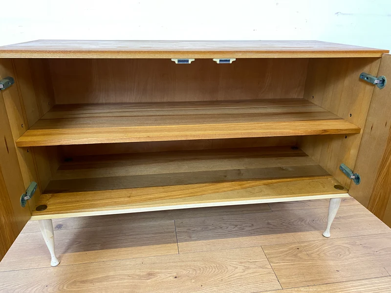 Stilvolles helles Mid-Century Sideboard aus 1966 in Esche mit formschönen weißen Holzgriffen I Kommode Wäschekommode Schrank Anrichte TV Lowboard Board 60er Retro Vintage I
