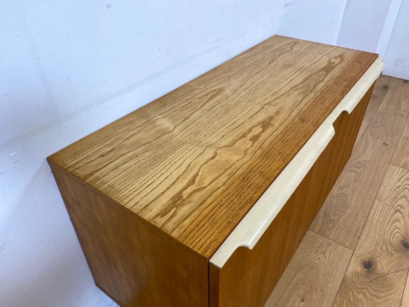 Stilvolles helles Mid-Century Sideboard aus 1966 in Esche mit formschönen weißen Holzgriffen I Kommode Wäschekommode Schrank Anrichte TV Lowboard Board 60er Retro Vintage I