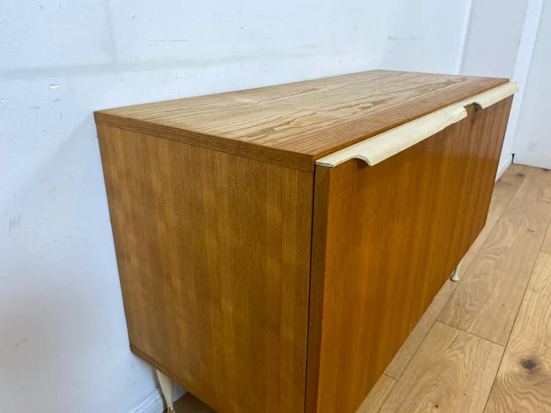 Stilvolles helles Mid-Century Sideboard aus 1966 in Esche mit formschönen weißen Holzgriffen I Kommode Wäschekommode Schrank Anrichte TV Lowboard Board 60er Retro Vintage I