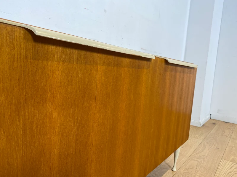 Stilvolles helles Mid-Century Sideboard aus 1966 in Esche mit formschönen weißen Holzgriffen I Kommode Wäschekommode Schrank Anrichte TV Lowboard Board 60er Retro Vintage I