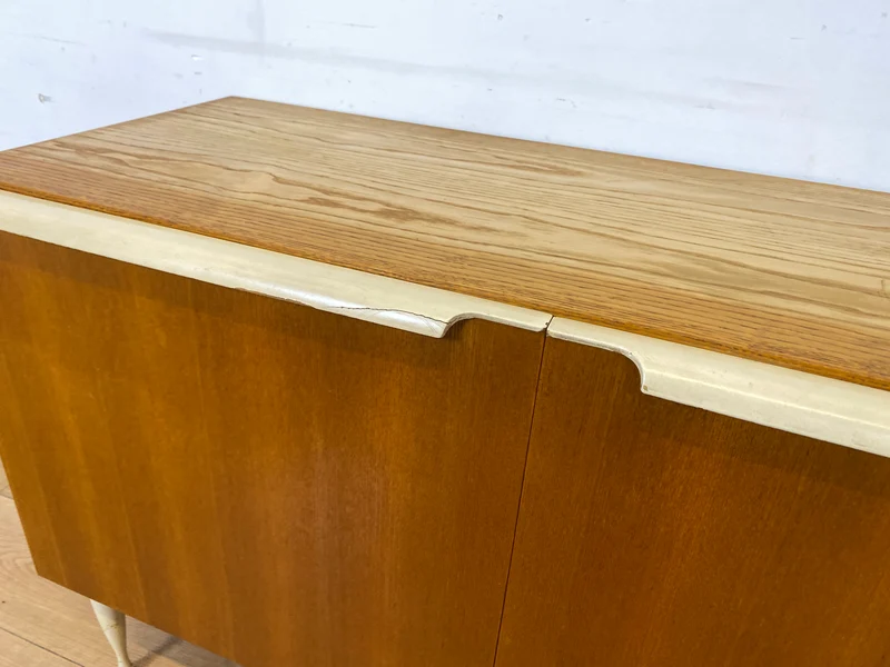 Stilvolles helles Mid-Century Sideboard aus 1966 in Esche mit formschönen weißen Holzgriffen I Kommode Wäschekommode Schrank Anrichte TV Lowboard Board 60er Retro Vintage I