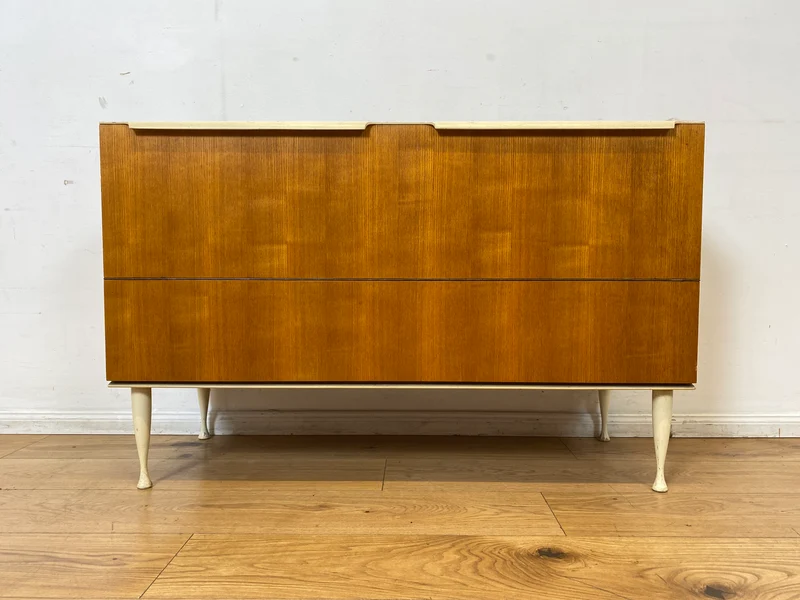 Stilvolles helles Mid-Century Sideboard aus 1966 in Esche mit verschließbarem Gitter für Bettdecken I Wäschekommode Kommode Wäschetruhe TV Lowboard Board 60er Vintage I