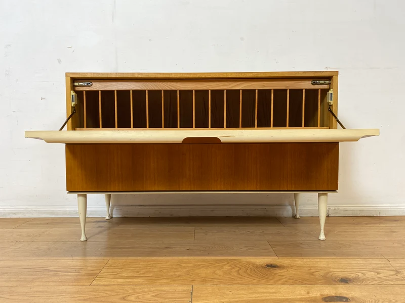 Stilvolles helles Mid-Century Sideboard aus 1966 in Esche mit verschließbarem Gitter für Bettdecken I Wäschekommode Kommode Wäschetruhe TV Lowboard Board 60er Vintage I