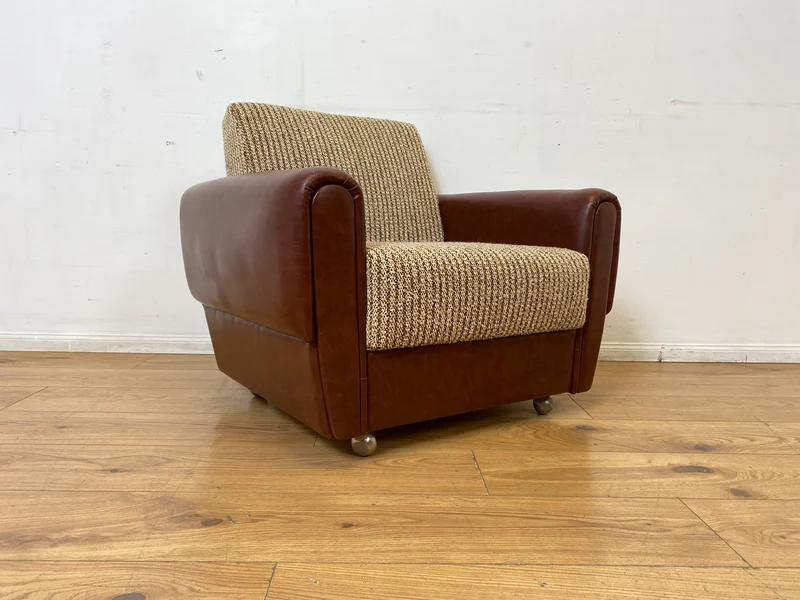 Kultiger Retro Sessel auf Rollen in beigem Wollbezug und Kunstleder Verkleidung I Clubsessel Lesesessel Ledersessel Sitzgarnitur Polstergarnitur Mid-Century 60er 70er I