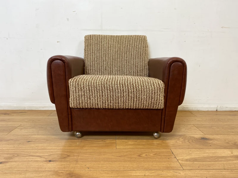 Kultiger Retro Sessel auf Rollen in beigem Wollbezug und Kunstleder Verkleidung I Clubsessel Lesesessel Ledersessel Sitzgarnitur Polstergarnitur Mid-Century 60er 70er I