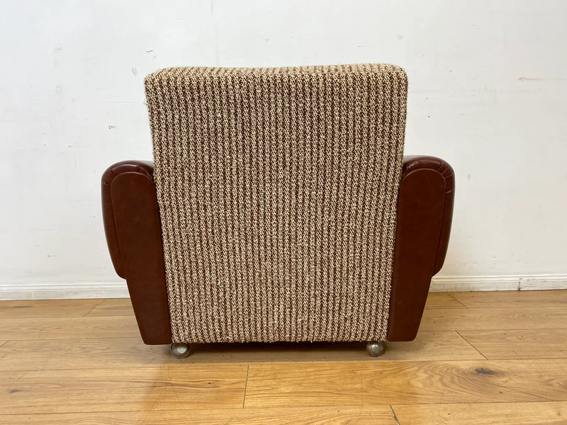 Kultiger Retro Sessel auf Rollen in beigem Wollbezug und Kunstleder Verkleidung I Clubsessel Lesesessel Ledersessel Sitzgarnitur Polstergarnitur Mid-Century 60er 70er I