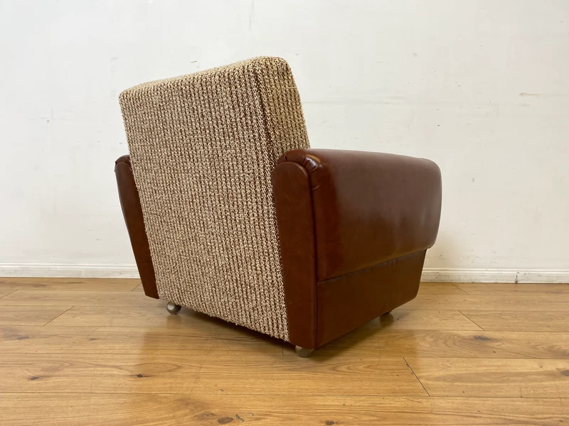 Kultiger Retro Sessel auf Rollen in beigem Wollbezug und Kunstleder Verkleidung I Clubsessel Lesesessel Ledersessel Sitzgarnitur Polstergarnitur Mid-Century 60er 70er I