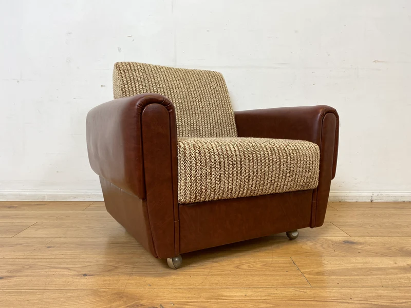 Kultiger Retro Sessel auf Rollen in beigem Wollbezug und Kunstleder Verkleidung I Clubsessel Lesesessel Ledersessel Sitzgarnitur Polstergarnitur Mid-Century 60er 70er I