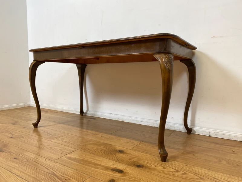 Eleganter ausziehbarer 50er Jahre Chippendale Esstisch mit handverzierten Cabriole Tischbeinen