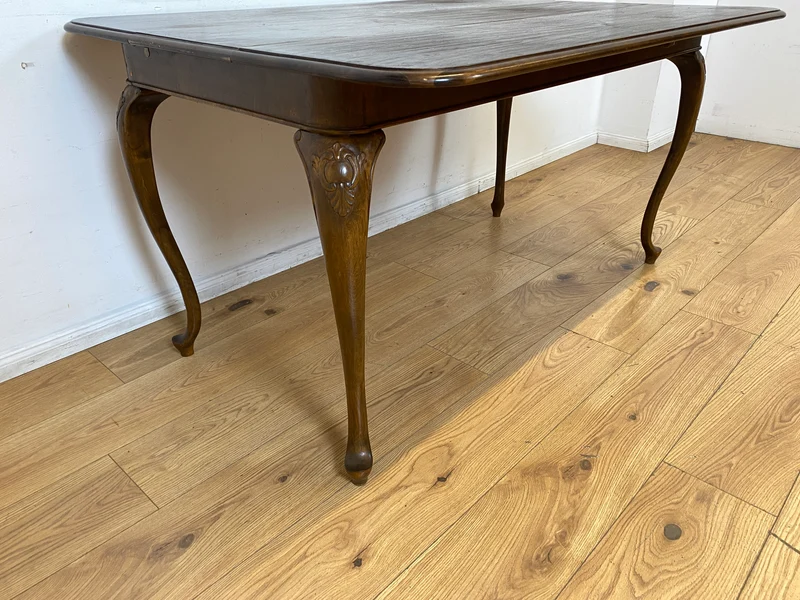 Eleganter ausziehbarer 50er Jahre Chippendale Esstisch mit handverzierten Cabriole Tischbeinen