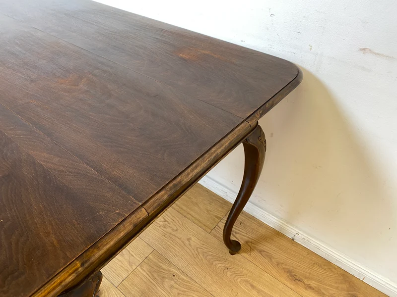 Eleganter ausziehbarer 50er Jahre Chippendale Esstisch mit handverzierten Cabriole Tischbeinen