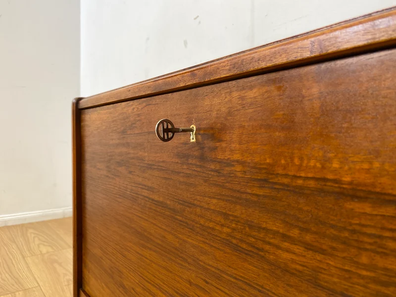 Hochwertige und gut erhaltene beidseitige 50er Jahre Kommode I Vollholz in Walnuss mit 2 Klappen & Schubladen