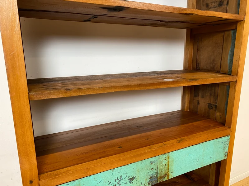 Boatwood by WMK I Nachhaltiges handgefertigtes Bücherregal aus altem Bootsholz