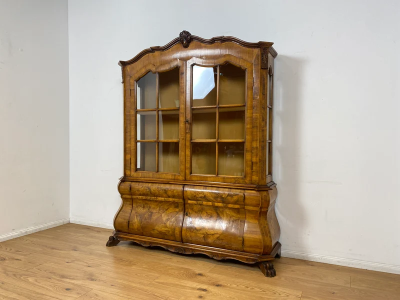 WMK I Imposante handverzierte 60er Jahre Bombé Vitrine in Barock Stil