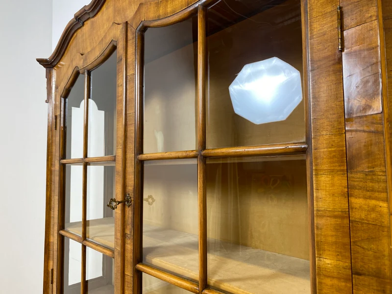 WMK I Imposante handverzierte 60er Jahre Bombé Vitrine in Barock Stil