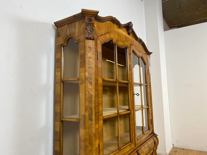 WMK I Imposante handverzierte 60er Jahre Bombé Vitrine in Barock Stil