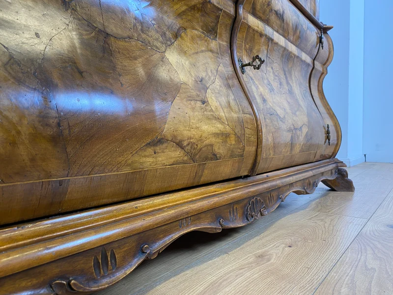 WMK I Imposante handverzierte 60er Jahre Bombé Vitrine in Barock Stil