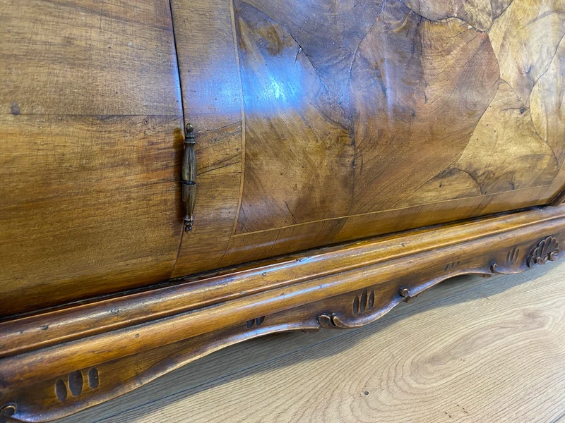 WMK I Imposante handverzierte 60er Jahre Bombé Vitrine in Barock Stil