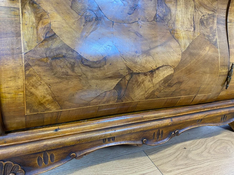 WMK I Imposante handverzierte 60er Jahre Bombé Vitrine in Barock Stil