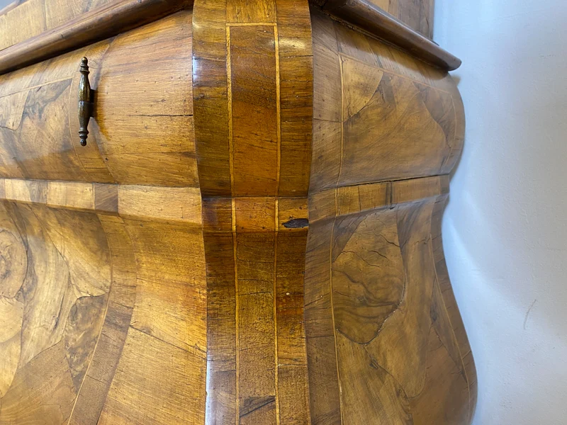 WMK I Imposante handverzierte 60er Jahre Bombé Vitrine in Barock Stil