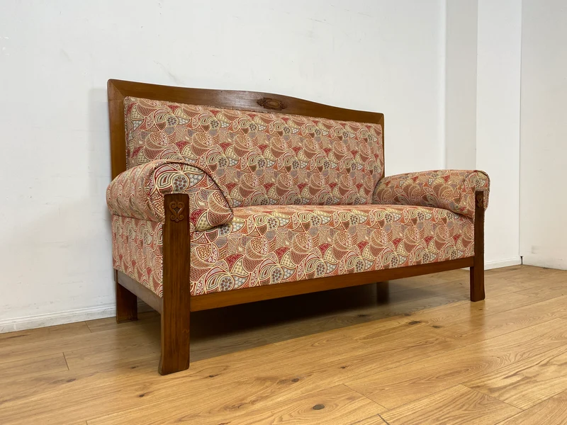 WMK I Wunderschönes historisches Sofa mit hochwertigem Bezug, handverziertem Holzrahmen und Federkern