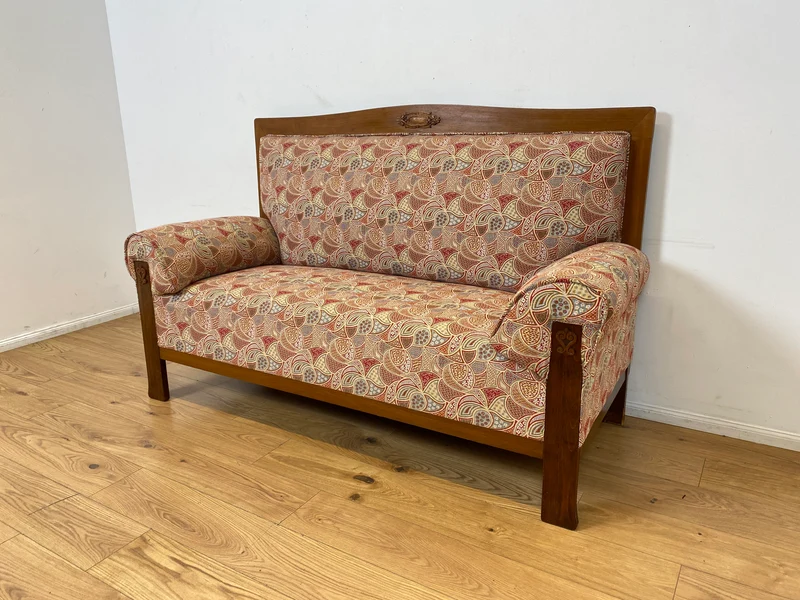 WMK I Wunderschönes historisches Sofa mit hochwertigem Bezug, handverziertem Holzrahmen und Federkern