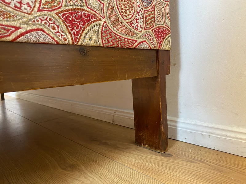 WMK I Wunderschönes historisches Sofa mit hochwertigem Bezug, handverziertem Holzrahmen und Federkern