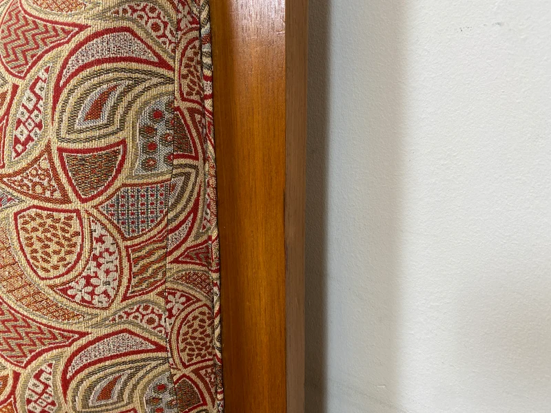 WMK I Wunderschönes historisches Sofa mit hochwertigem Bezug, handverziertem Holzrahmen und Federkern
