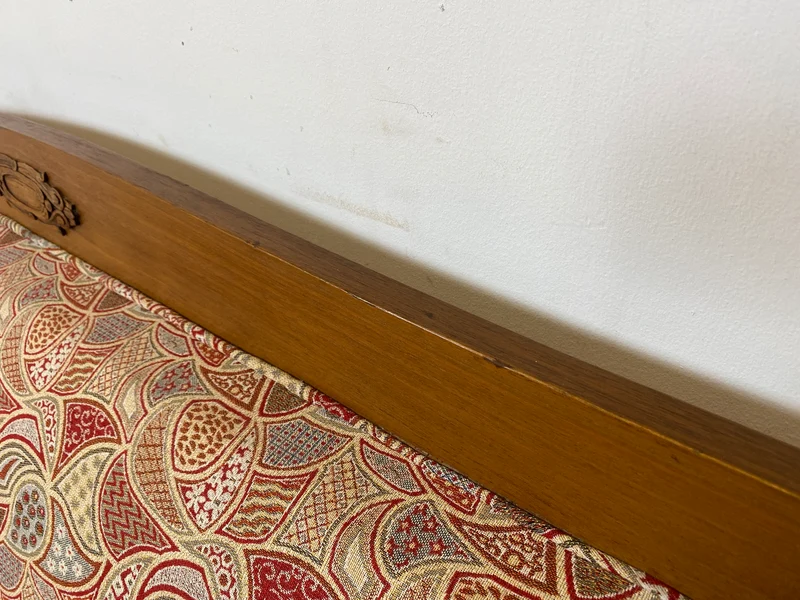 WMK I Wunderschönes historisches Sofa mit hochwertigem Bezug, handverziertem Holzrahmen und Federkern