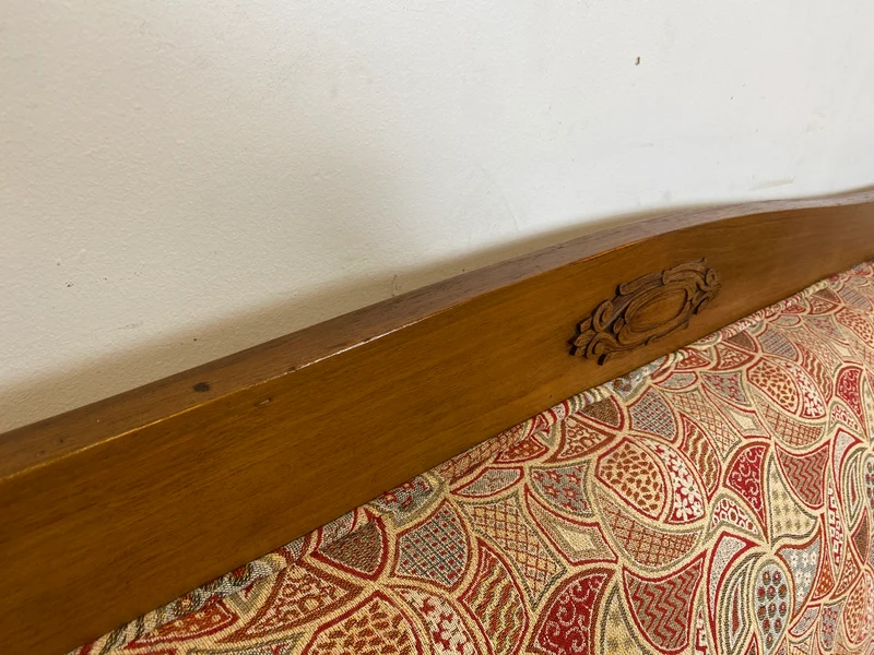 WMK I Wunderschönes historisches Sofa mit hochwertigem Bezug, handverziertem Holzrahmen und Federkern
