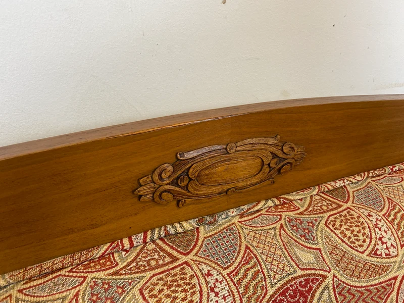 WMK I Wunderschönes historisches Sofa mit hochwertigem Bezug, handverziertem Holzrahmen und Federkern